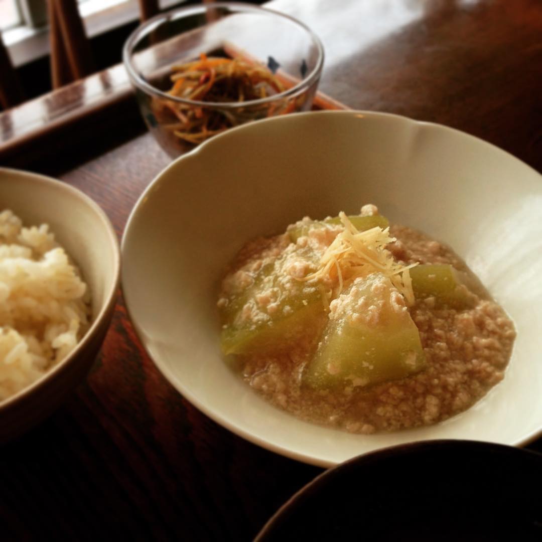 今日のまかないはあるだけランチ、「冬瓜のそぼろ煮ときんぴらごぼう定食」です。美味しいのは分かってるけど大きくて買えないですよね、冬瓜…だから嬉しい今日のまかないです。冷やすのも美味しいけれど、温かい冬瓜は滋味深かったです。(うめ)