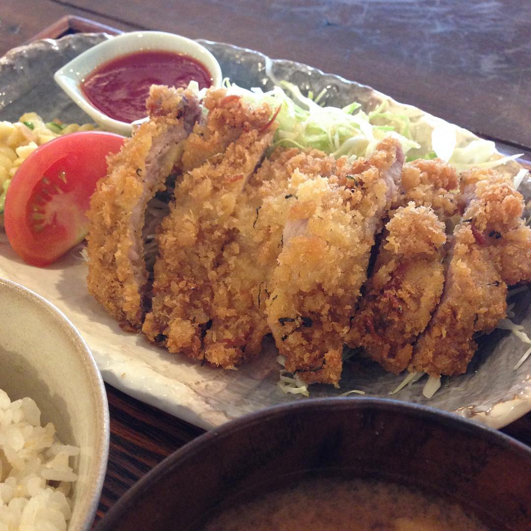 今日のまかないは「しそちりめんとんかつ」です。ころもに大葉とちりめんじゃこがまぜてあるんです。ピリ辛のとまとタレとよく合います。サクッと揚げたて二枚くらい食べれそうです。(い)