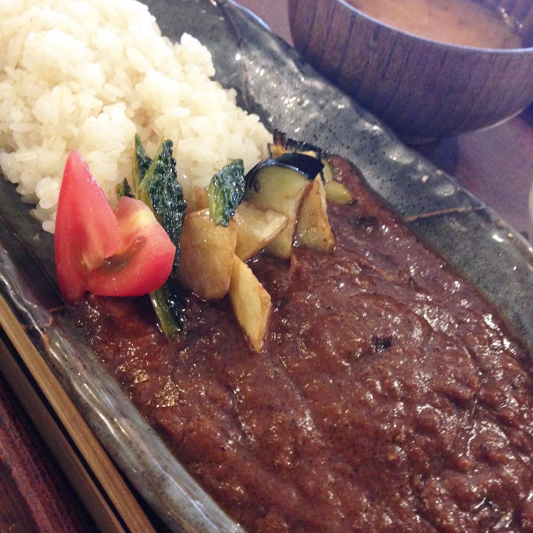 今日のまかないは「チキンカレー」です。久しぶりのチキンカレーすごくおいしかったです。夏限定のチキンカツカレーもおすすめなので是非食べてみてください。(い)