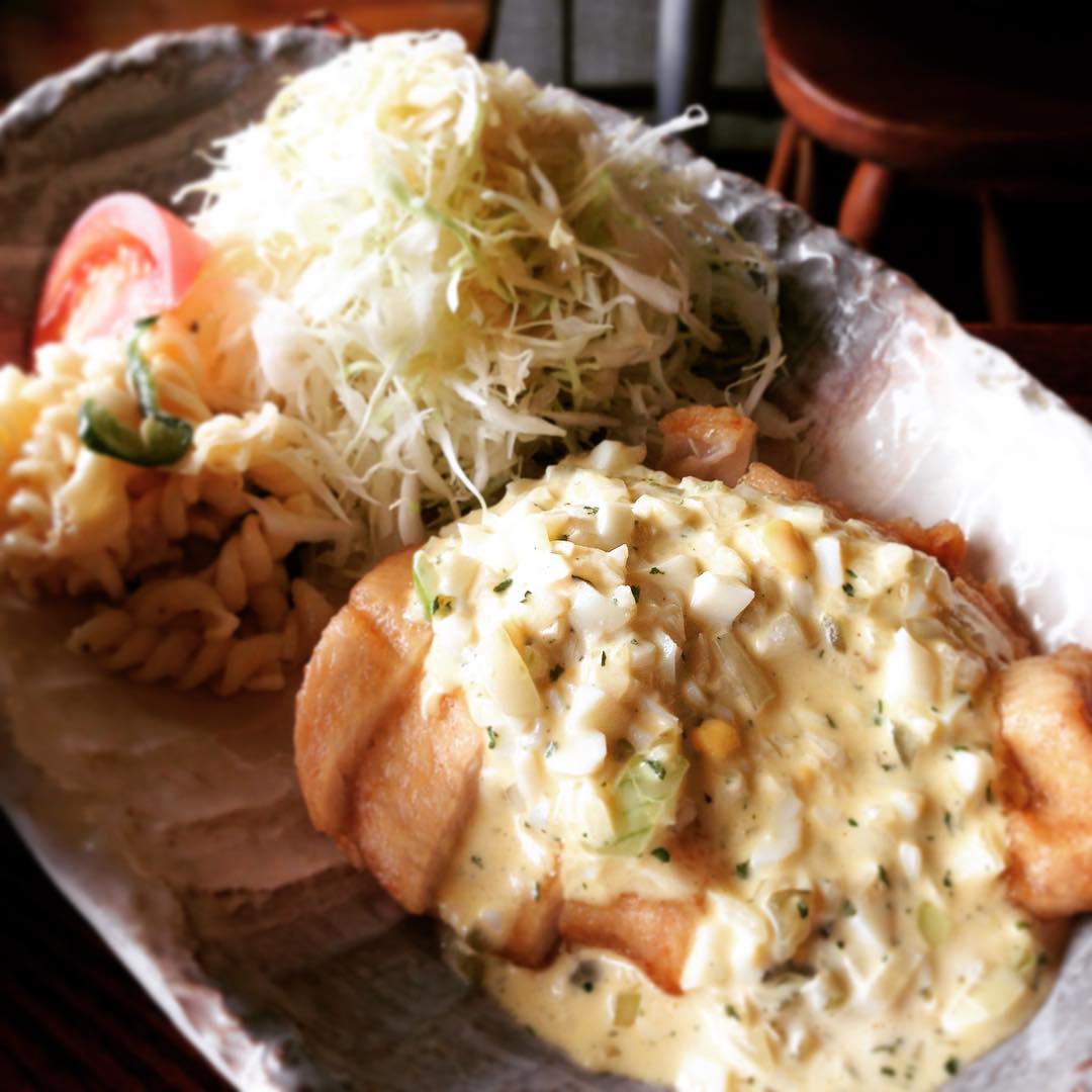 今日のまかないは「甘酢チキンタルタルソース定食」です。自家製タルタルソースの美味しさを楽しめるメニューです。自家製ってちがいますね。(うめ)