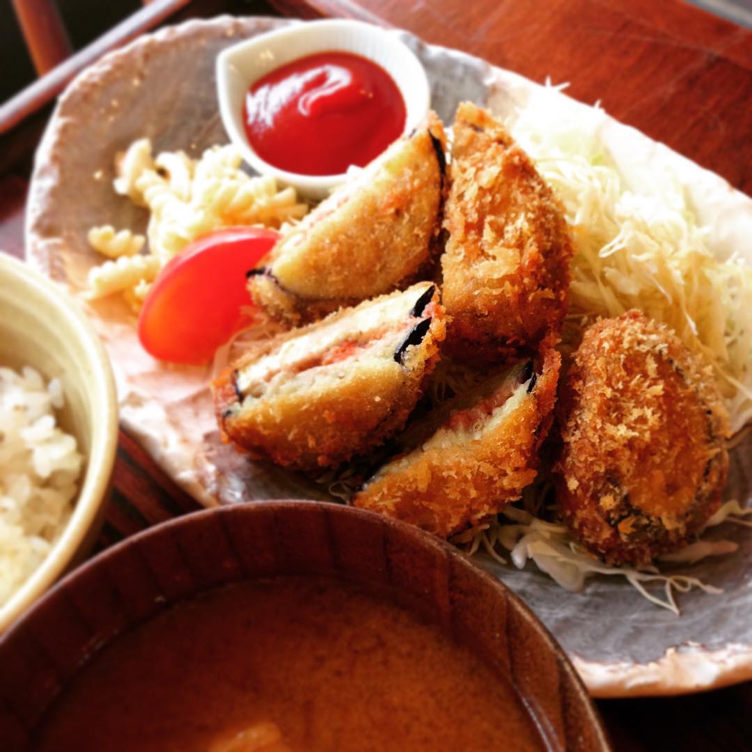 今日のまかないは「茄子のひき肉サンドフライ」です。カリッと香ばしくて中の茄子がトロリと美味しい定食です。
今日はランチだけのメニューじゃないんですね、
夜のメニューにも入っておりますのでぜひどうぞ(^_^)
(うめ)