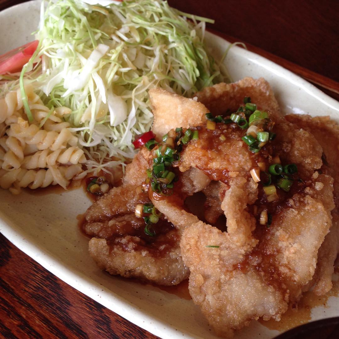 今日のまかないは「豚のから揚げ 中華香味だれ」です。
ピリ辛のタレが食欲をそそります。食欲を抑えたいのに抑えきれない今日のまかないです。(い)