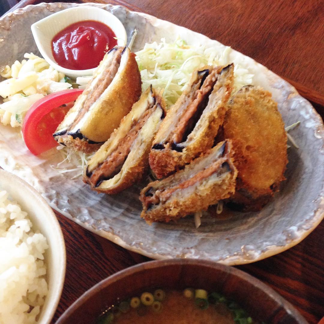 今日のまかないは揚げたてサクサクの「茄子の挽き肉サンドフライ」です。最近、暑くて家では揚げ物をしていません。家族には申し訳ないですが私だけ美味しい揚げ物をいただいてます。(い)