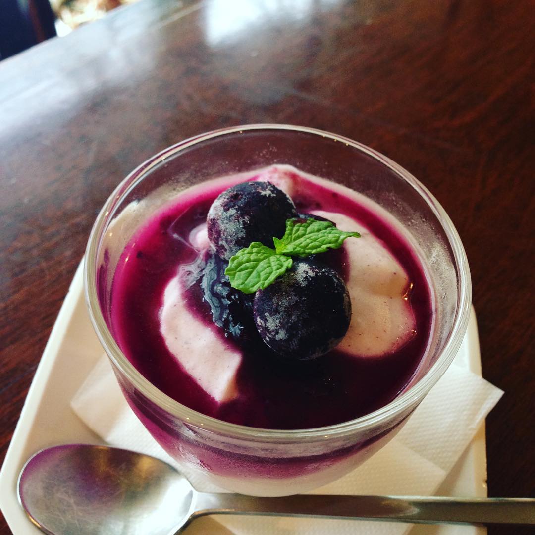 今日は、まかないの後に昨日から始まった「ブルーべリーのレアチーズケーキ」を食べてきました。甘さ控えめなのでゴハンの後でも食べれちゃう︎期間限定なので食べれなかったなんてことがないように！(い)