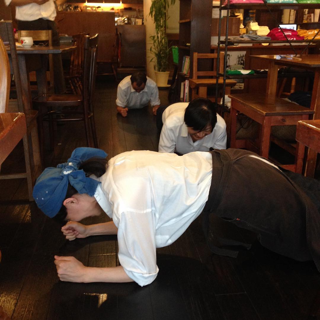 okayanから始まり最近リトスタで流行ってる体幹トレーニングを。奥の2人の見事なフォームに対して、、、沼田さん、間違ってます〜笑。