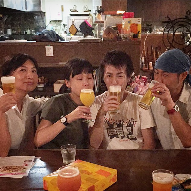 あー、昨夜ご来店は地元宮城から元スタッフはおーみちゃん！実は来月9月19日に入籍することになりました！と、いやいやその日は店長ミヤザキ誕生日、さらに言うとワタクシドモオーナー夫婦も10回目の入籍記念日なのですよ！と、ちょっとびっくりしつつ、いやいや大変めでたいご報告にもちろん乾杯からの深酒ナイトてありましたとさ！（笑）（お）