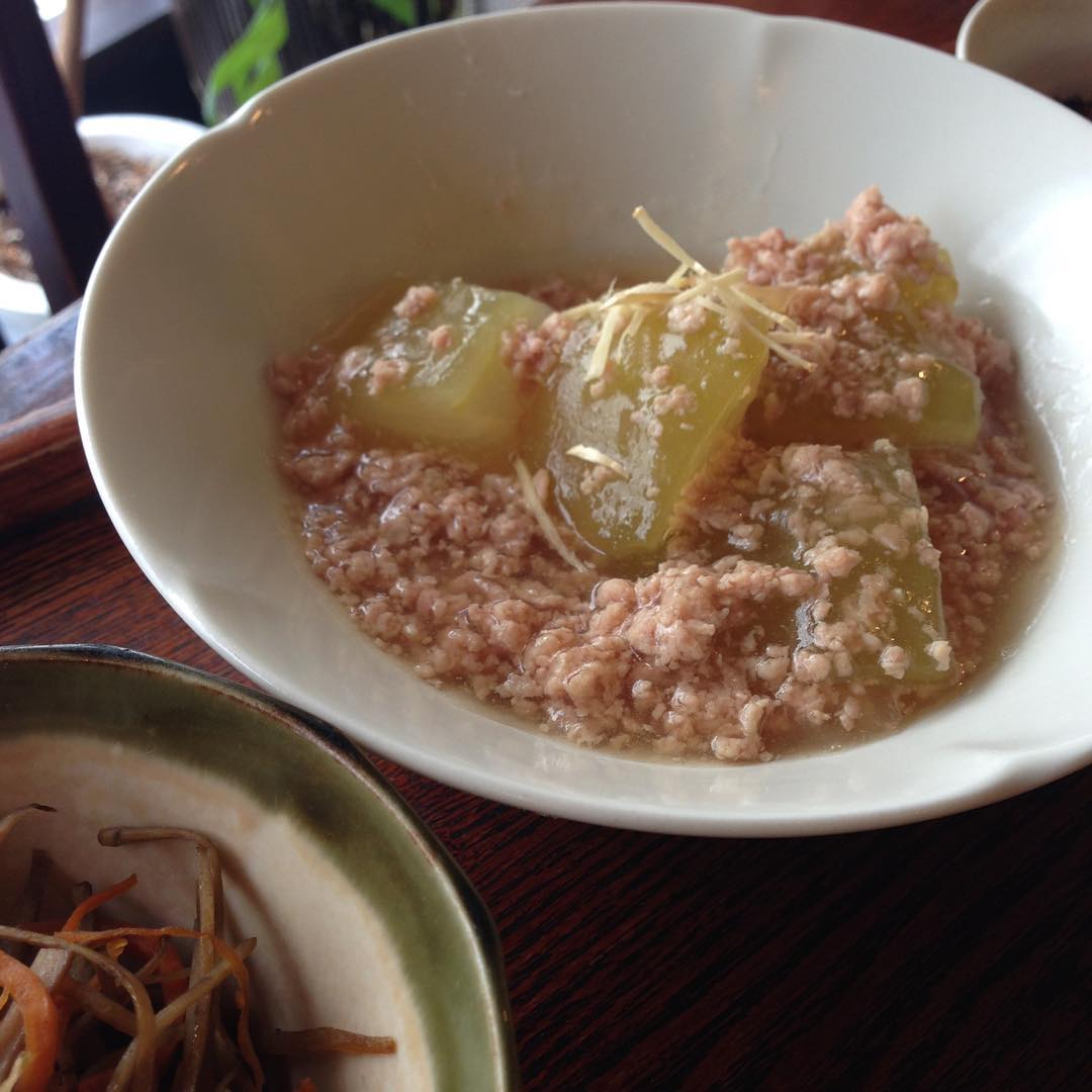 今日のまかないは「冬瓜のそぼろ煮」です。4連休をいただき暴飲暴食をしてしまったので今日は優しい味の冬瓜にしました。連日の猛暑…暑くても余裕で食べれちゃいます。(い)