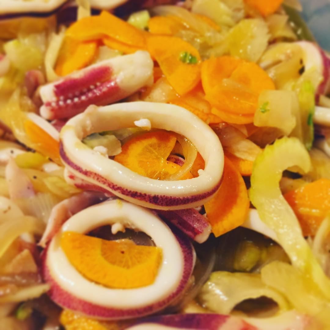 酸っぱいの苦手な店長のイカマリネ！
キーッとした目の覚めるような酸っぱいのが好き！という方もいらっしゃると思うのですが、どうにも酸っぱいのが苦手なワタクシ。なのにほどよく酸っぱいものは食べたくなるから不思議ですね。南蛮漬けにしろ、あちゃら漬けにしろ、まろやかな酸味という味に仕上げるのがリトスタ的酸っぱい味。
イカのマリネは、白ワインビネガーがベースですが、白ワインでかなーり酸味を抑えて香りをプラス。隠し味にお醤油も使ってまろやかさを出しています。今日はやや小さめのスルメイカ、柔らかく仕上がりました。玉ねぎ、セロリ、人参の香味野菜が名脇役。
暑さを爽やかに吹き飛ばすマリネ、できました！（麻）