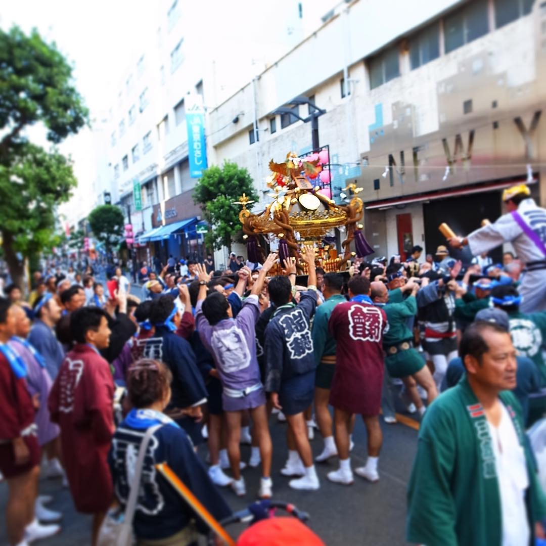 もちろんわっしょいわっしょい御神輿も続きます！みなさんすてきなはっぴも来て、いや、ホントにすてきでありますね！わっしょいわっしょい！（お）