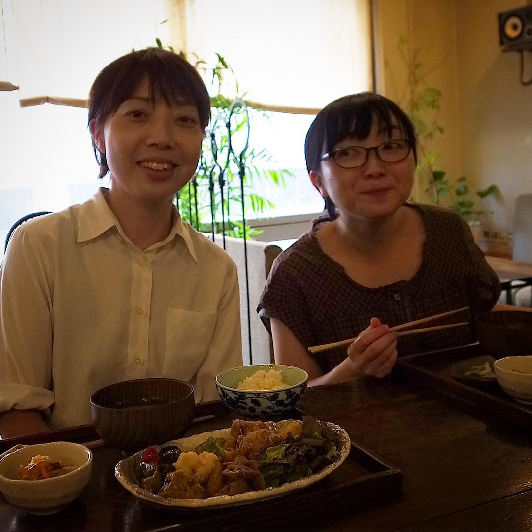 なにげに大きなご予約などもあったりして大忙しのランチも終わって賄いは、新旧キッチンスタッフはまちゃんとトミー…今日はみんなで力を合わせてがんばったね、お腹も空いた（笑）（お）