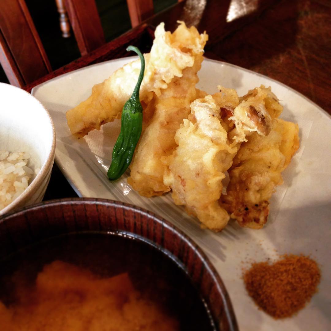 ものすごく食べるのが楽しみだったからでしょうか、後光がさしました、「長芋ときのこの豚巻き揚げ」です。長芋初めてでしたが、シャキとほっくりの間、おいしかったです。(うめ)