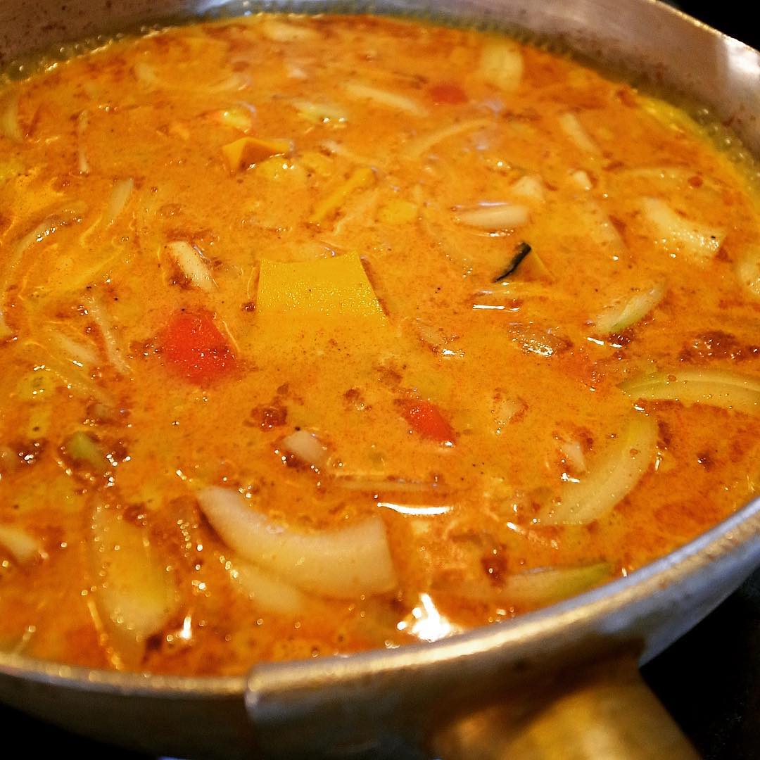 さてと日曜日の夜！いや、ココントコ人気でした「スリランカ風かぼちゃカレー」！ひとまず今夜でおしまい！売り切れ御免でよろしくね！と、いやみなさんお見逃しなく！（お）