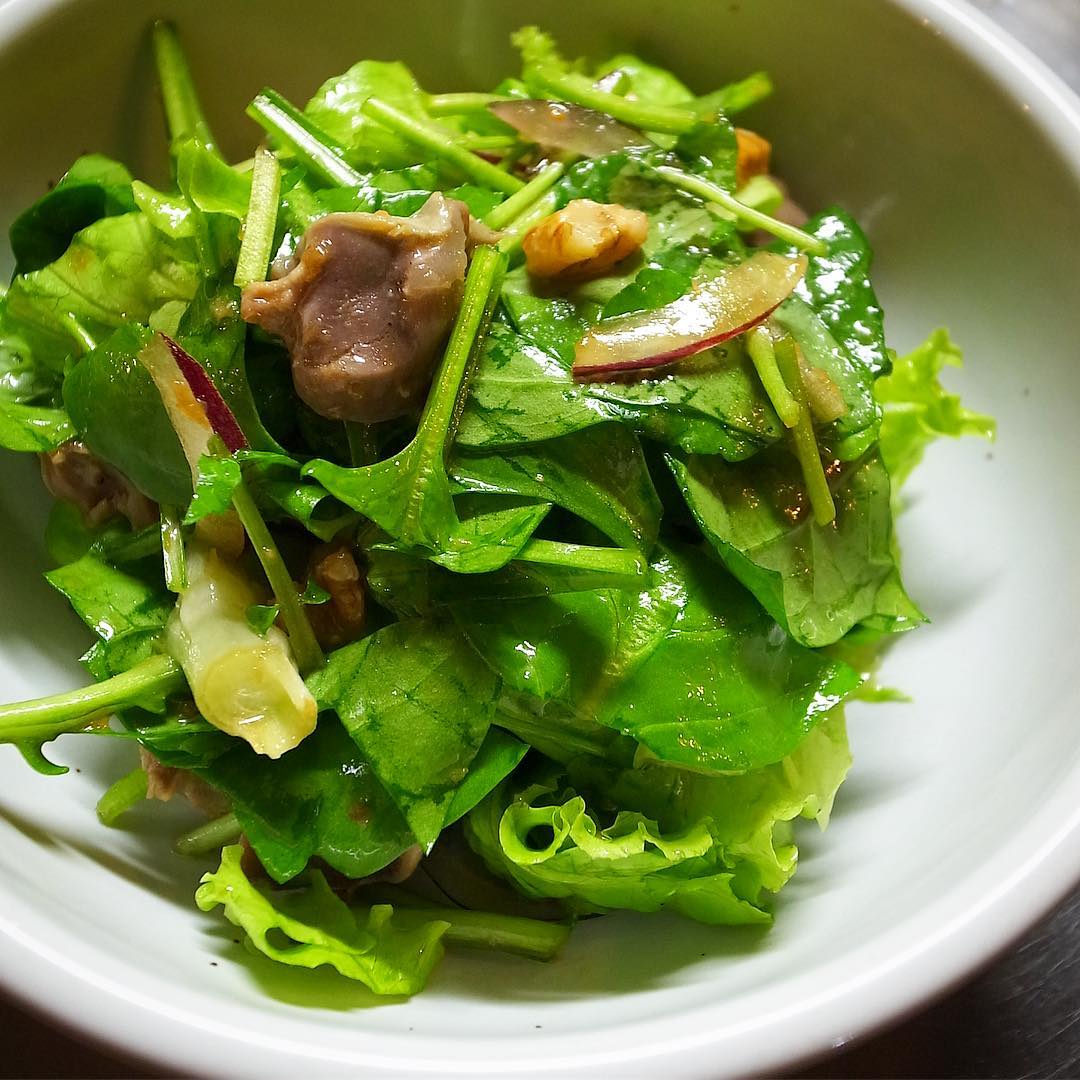 さてと今週末は新作サラダ！「砂肝のコンフィと香味野菜のサラダ」！ハーブやにんにく黒胡椒など入ったオリーブオイルでコトコトやわらかく煮た砂肝の旨味！さくさく香味野菜とあわせたら、にんにくレモンドレッシングでさっくりお召し上がりですよ！（お）