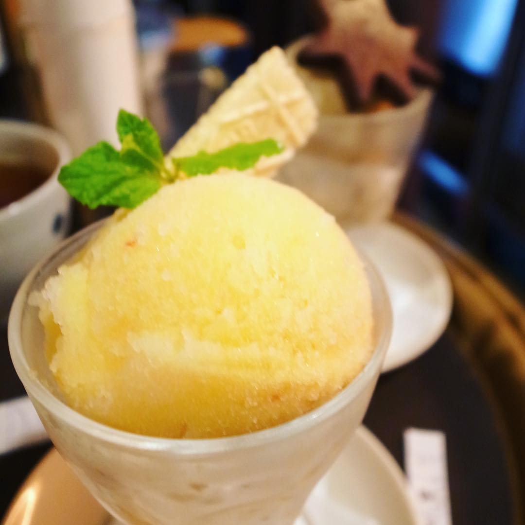 さてと秋です！ぬまっち謹製の自家製アイスは「りんごとヤクルトのシャーベット」登場！今回のりんごの品種は「信濃ドルチェ」…甘酸っぱいさっぱりしたおいしさ、ヤクルトの独特の風味と甘み、ぜひぜひお召し上がり下さいな！（お）