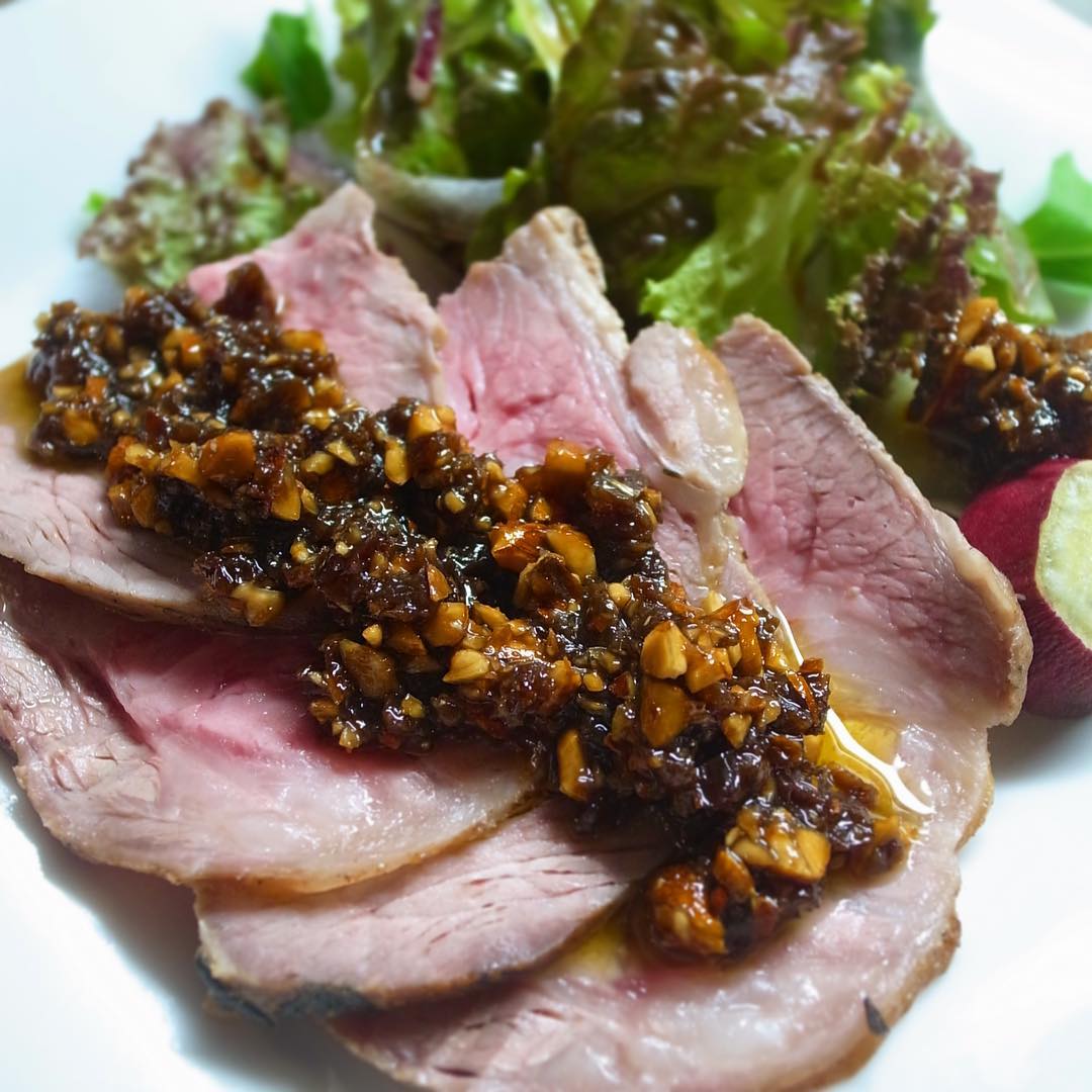 はい、おまっとさんでしたー！コアなファンの多い、リトスタきってのオシャレメニュー。ローストポークを今週はお出ししていきますよ！ お肉の質も、火の通り具合も、もちろん大切でありますが、みなさん大好きなのが、ナッツバルサミコソース！刻んだアーモンド、さっと湯通ししたレーズン、蜂蜜とバルサミコで甘酸っぱく香ばしいソースになっています。ワインは言うまでもなく、ビールに日本酒にさっぱりと合わせてもいただけます。あー、私も食べたいな！（麻）