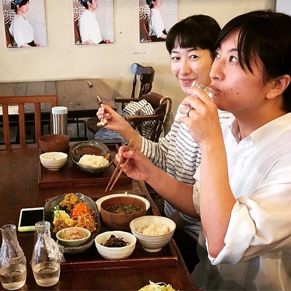 あー、お昼の賄いは店長ミヤザキ、あれれそれって日本酒じゃん！と、いやいや唎酒師だもの仕事じゃん！と（笑）…って、その隅の方のお銚子も行くのよね、イケるのよねーっ！（笑）（お）