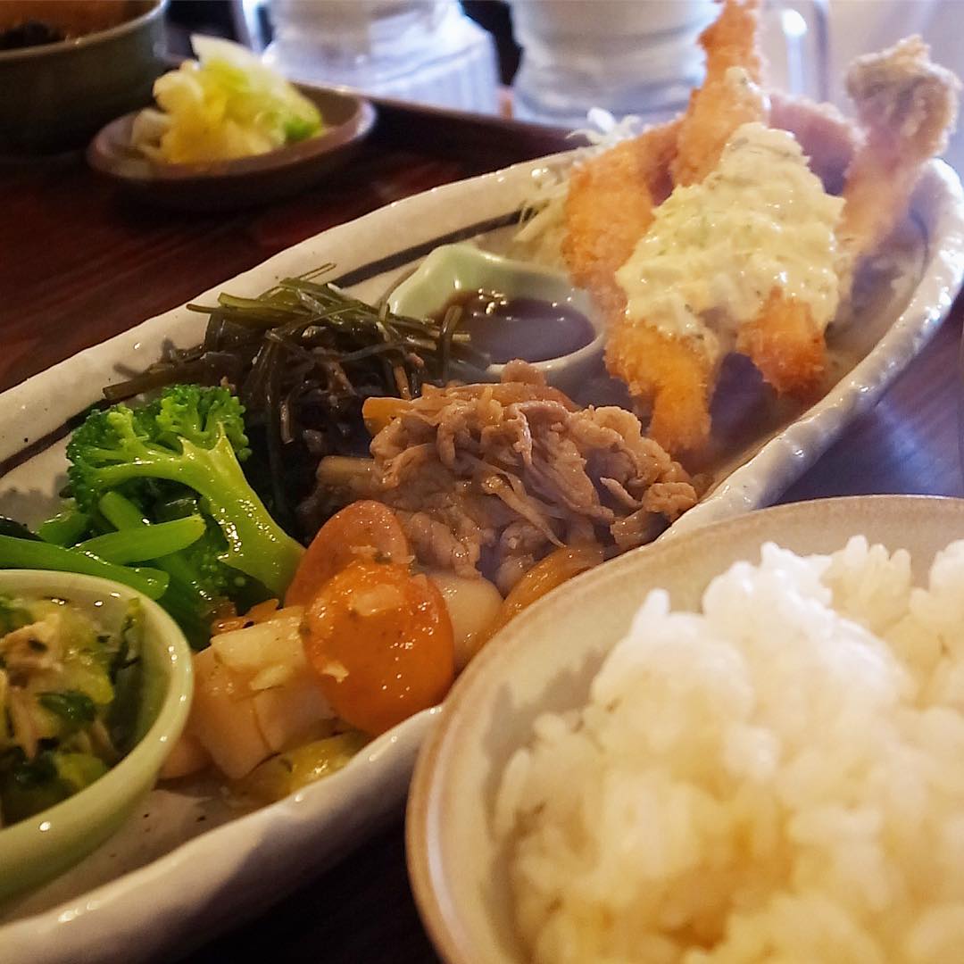 あー、今日のランチは夢のコンビメニューは「エビフライちょこもり定食」も！いや、これならビールのつまみにもうってつけ！（笑）…って、ランチタイムは半ばで完売御礼、次回はさらに潤沢にご用意しておきます！スミマセン！（お）