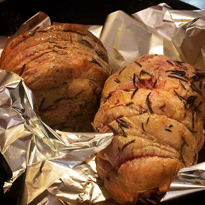 午後は店長ミヤザキ…タコ糸でぐるぐる巻いたお肉のカタマリ！じゅうじゅうとゆっくり焼いているその様か、すでにおいしそうでおいしそうで…たまらなくなるスタッフ一同でありました（苦笑）（お）