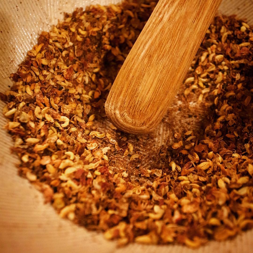 午後は店長ミヤザキ、すり鉢の中に花山椒…ごりごりすって、本日の新メニューはさてなにが出来るのかしら？（お）