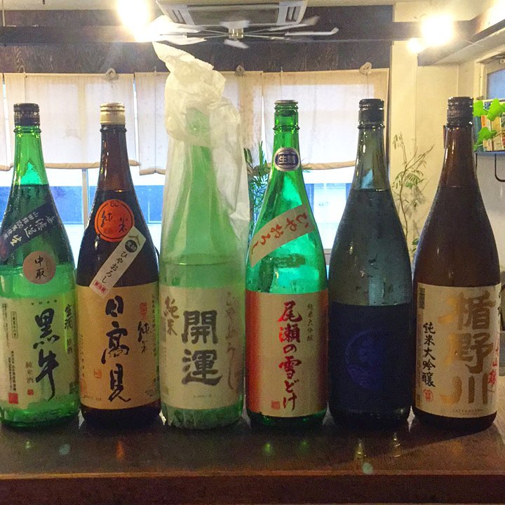 来ちゃった、来ちゃった、日本酒の美味しい季節が来ちゃいましたよー。ひやおろしのシーズン開幕です！春に仕込んだお酒を蔵の中で寝かせて、美味しく熟成した秋にお蔵出しする…ひやおろし、もしくは秋あがり！
まずは群馬より「尾瀬の雪どけ」桃のような果実感のあるキレイなお酒。静岡は「開運」純米ひやおろし、ここの蔵のお酒は何を飲んでも渋好みのワタクシの口に合うのです！そしてもうひとつ私が好きな地域、宮城県石巻のお酒「日高見」純米ひやおろし、円熟の安心の美味しさ。派手さは無いけど旨味がある！和歌山は「黒牛」無濾過生のひやおろし。まあ間違いないでしょう！そして久しぶりにキレイめで山形「楯の川」純米大吟醸美山錦。初めて日本酒を飲む方にも安心してオススメできます。さらに福岡「若波」は女性杜氏さんが仕込むお酒は、バランスよく優しく何にでも合わせやすい懐の深いお酒。困ったらこれですよ！
秋酒、ゆるりと。（麻）