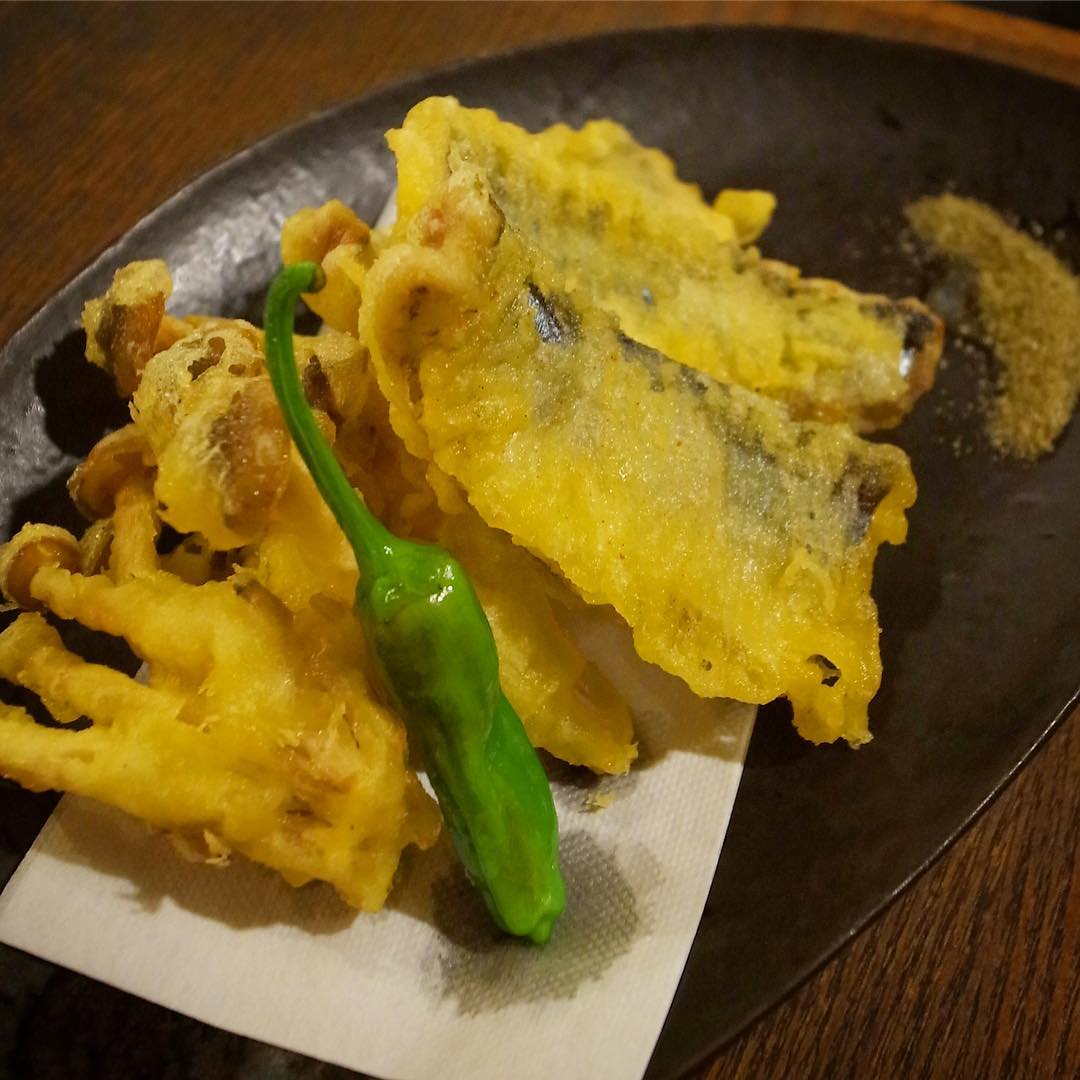 ハイハイ秋です旬です秋刀魚です！と当店今季初登場のさんま！まずはシンプルにからりと天ぷら！あつあつを抹茶塩と天つゆで！すかっと生ビールに！季節の日本酒はひやおろしにもうってつけ！（お）