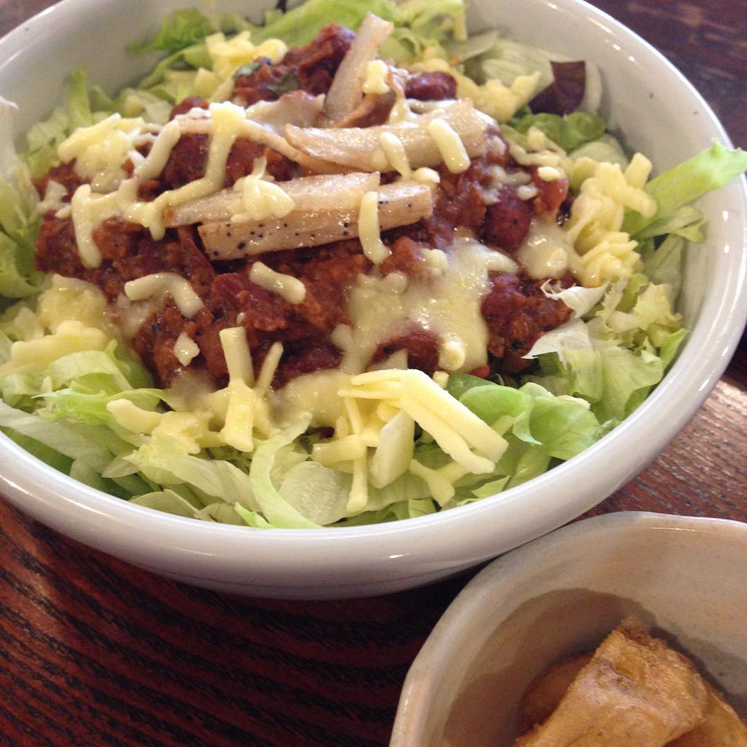 今日のまかないは…夜メニューのチリナチョスの残りを店長がアレンジしてタコライス風…を作ってくれました。シャキシャキのレタスとチーズが溶けてとってもおいしかったです。ポテトフライのオマケ付きでした。(い)