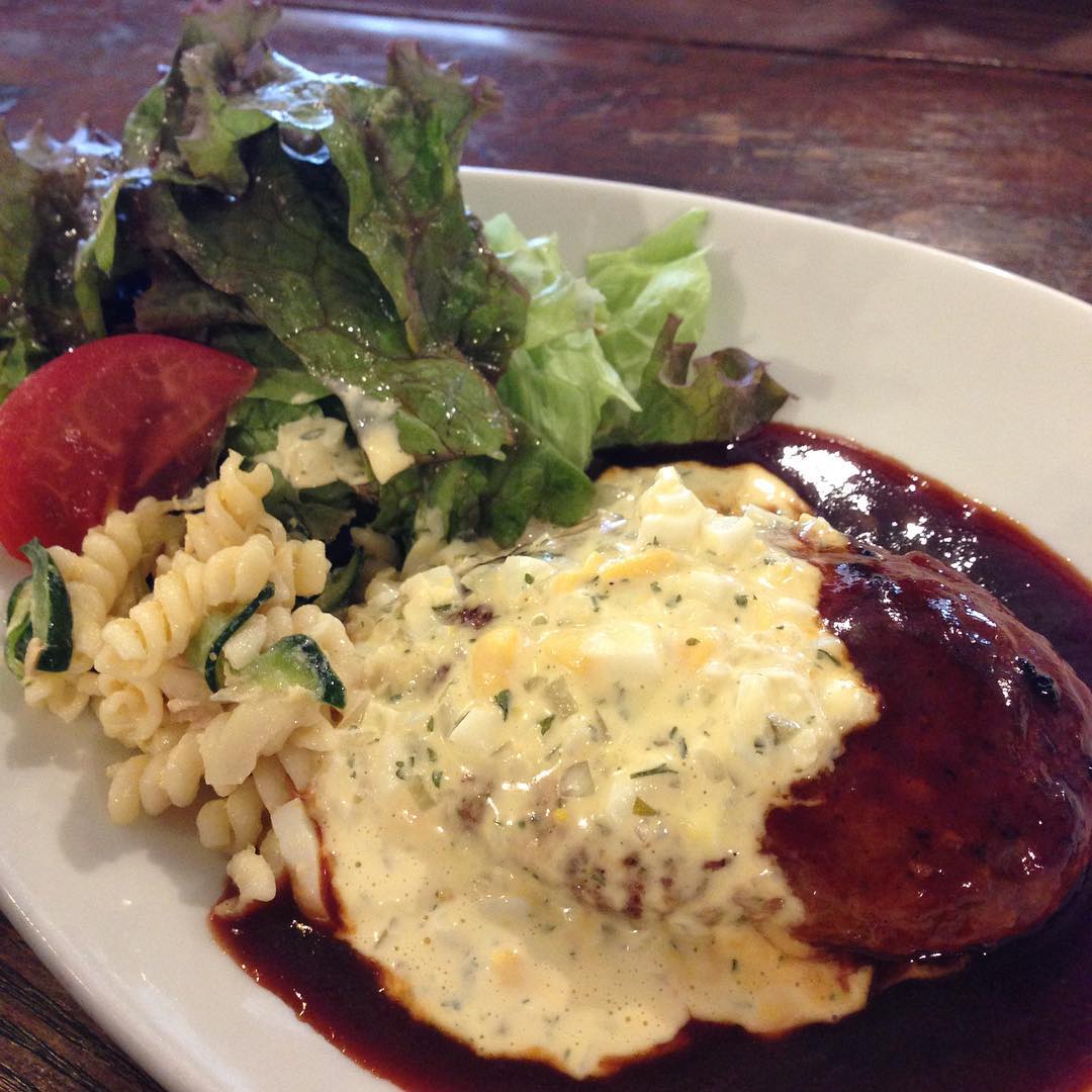 今日のまかないは「ハンバーグ タルタルソース」です。
ハンバーグだけでもタルタルソースをかけてもおいしい、二度おいしいハンバーグです。ゆでぶたのオマケ付きでした。(い)