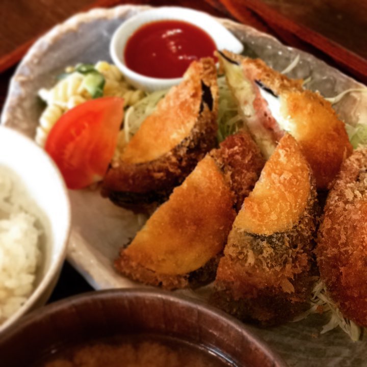今日のまかないは「ナスのひき肉サンドフライ定食」です。ナスに火が通ってるかな、どうかな？くらいが美味しさのポイントだそうです。ナスが油を吸いすぎずさっぱり食べられるんだそうですよ。今日のサンドフライは…良い加減の揚がり具合でした（＾_＾）。トミーさん、ごちそうさまです。(うめ)
