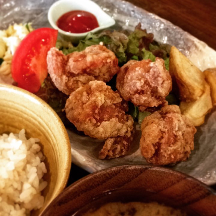 今日のまかないは「鶏のから揚げポテトフライ」です。やわらかくてカリッと美味しいですね、鉄板ですね！とりからちょこもりだと野菜も食べられてこれまた満足感高いです。(うめ)