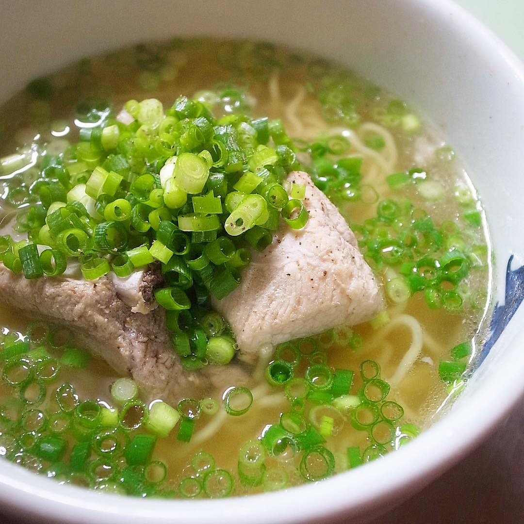 今週のとっておきメニュー！久しぶりの麺メニューは「スペアリブのねぎ塩ラーメン」！昨夜はお客さんが少なかったにもかかわらずほぼ全てのテーブルでご注文いただきましたよ！スペアリブの旨味にやさしいスープ！ねぎたっぷりのシンプルなラーメン！ぜひ！（お）