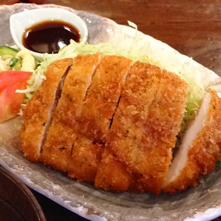 今日のまかないは「チキンカツ ハーブ風味定食」です。安定のおいしさです。満腹ですが帰ったら夜ごはんの準備です。今夜はからあげ。すりおろした生姜とニンニク、しょうゆで下味をつけます。次回はお店で教わった味付けにしてみます。