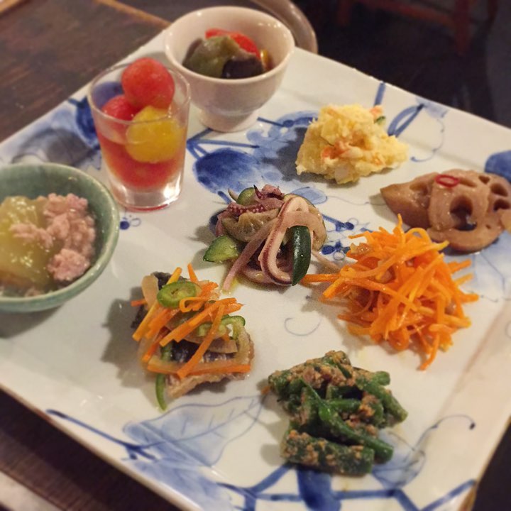 女性2人でご来店のお客様…お馴染みのお客様が、お友達と一緒にご来店！色々ちょこちょこ食べたいなあ、おまかせで！というわけで、おまかせで前菜プレートをお作りしました。1人ひと皿のずつ、贅沢な気分を味わえるプレートになりました。もしよろしければ、ご相談に応じて考えますよ！
冬瓜のそぼろ煮
ミニトマトのおひたし
夏野菜の梅オイル蒸し
イワシの南蛮漬け
イカとすだちのマリネ
ポテトサラダ
いんげんのごまあえ
人参とくるみのシークワーサーマリネ
れんこんのきんぴら