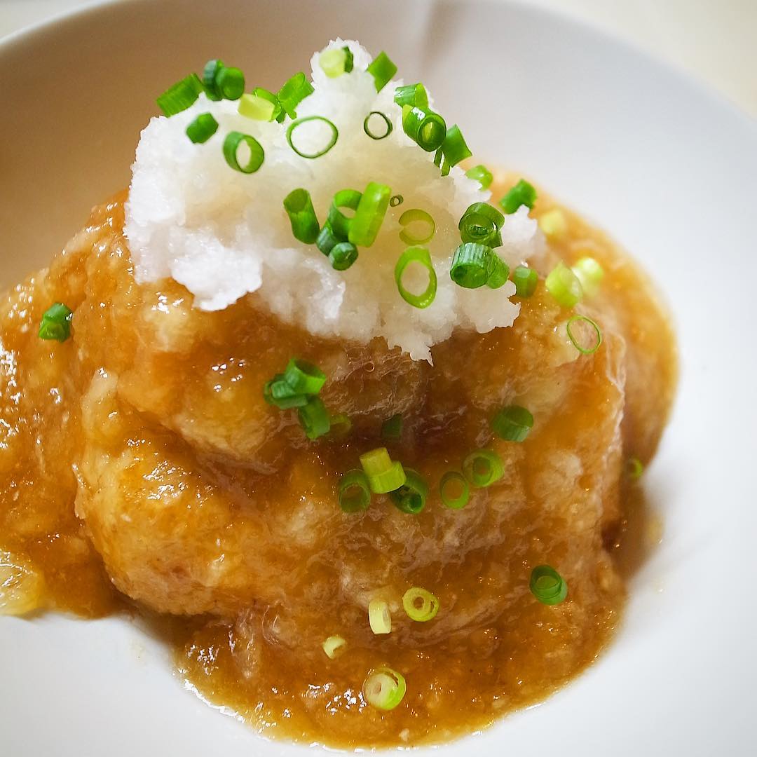 というわけで今季初登場は「揚げ里芋と鶏肉のおろし煮」！大根おろしが旨味をたっぷり！里芋に鶏肉…ある意味タレみたいにからめてたべるからおいしいんですよね！と、もちろんあったかあつあつ！雨の夜、ご来店はお席も空いてますよー！（笑）（お）