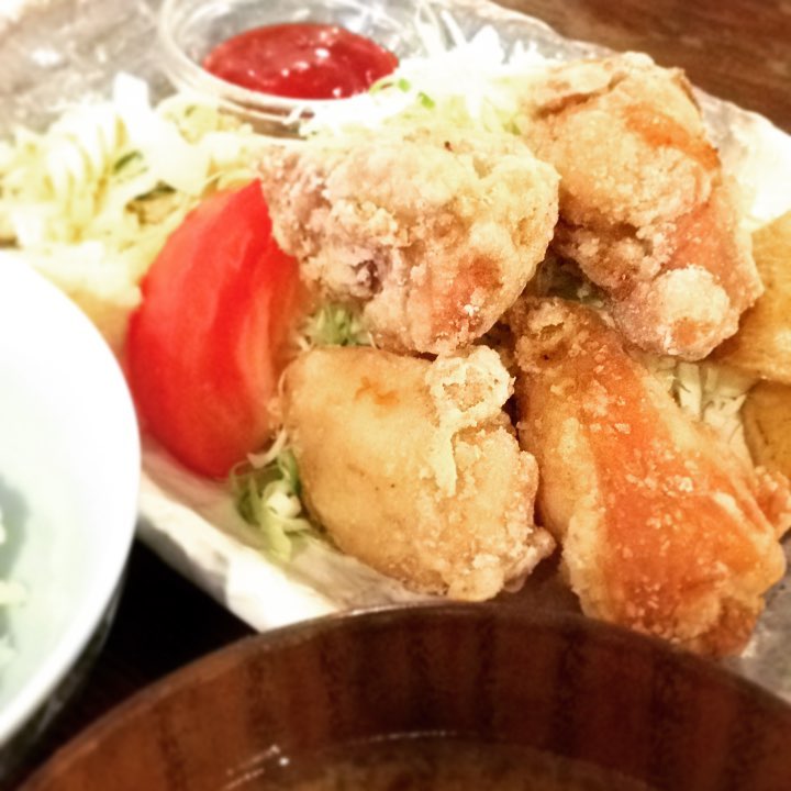 まかないは「鶏のから揚げポテトフライ定食」です。今日は「とりからちょこもり」がよく出ました。お肉と野菜のお惣菜なのでバランスがいいです。食欲の秋に食べ応えあるメニュー、おすすめです。(うめ)