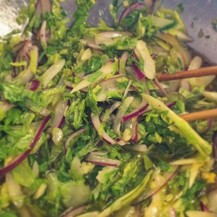 うちのスタッフは本当に食いしん坊だな、と思う瞬間の一つに、作っている途中の様子を見て口々に「美味しそう！」と感嘆の声を上げるところです。単に豆腐を手でくずしただけの段階でも言うことがあって、そういう人たちの言い分によると、これから美味しくなるに違いない！という様子を見るだけで完成図が想像されてウキウキしてしまい、つい「美味しそう！」と言ってしまうそうなのです。なるほど。果てには「店長が食べ物を持っているだけで美味しそう」という想像力が豊かなスタッフも…。
そんなわけで、食べたら想像通り、いや、想像の半歩先を行く美味しさ！というのを目指して料理しています。期待はずれじゃ困りますからね！ こたらは牛スネ肉とセロリのレモンマリネ、の、牛スネ肉を入れる前。セロリ嫌いの元スタッフが、これでセロリが食べられるようになりました。（麻）