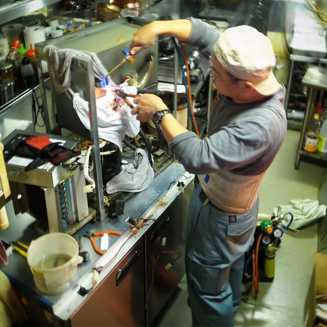 ところで昨日月曜休日出勤のワタクシ…しばらく前から冷えなくなってたコールドテーブル（冷蔵庫）の修理は思った以上に大掛かり！ま、でも主要部品はさっくり入れ替えでまた新品同様の働き！まだまだがんばってもらいます！（笑）（お）