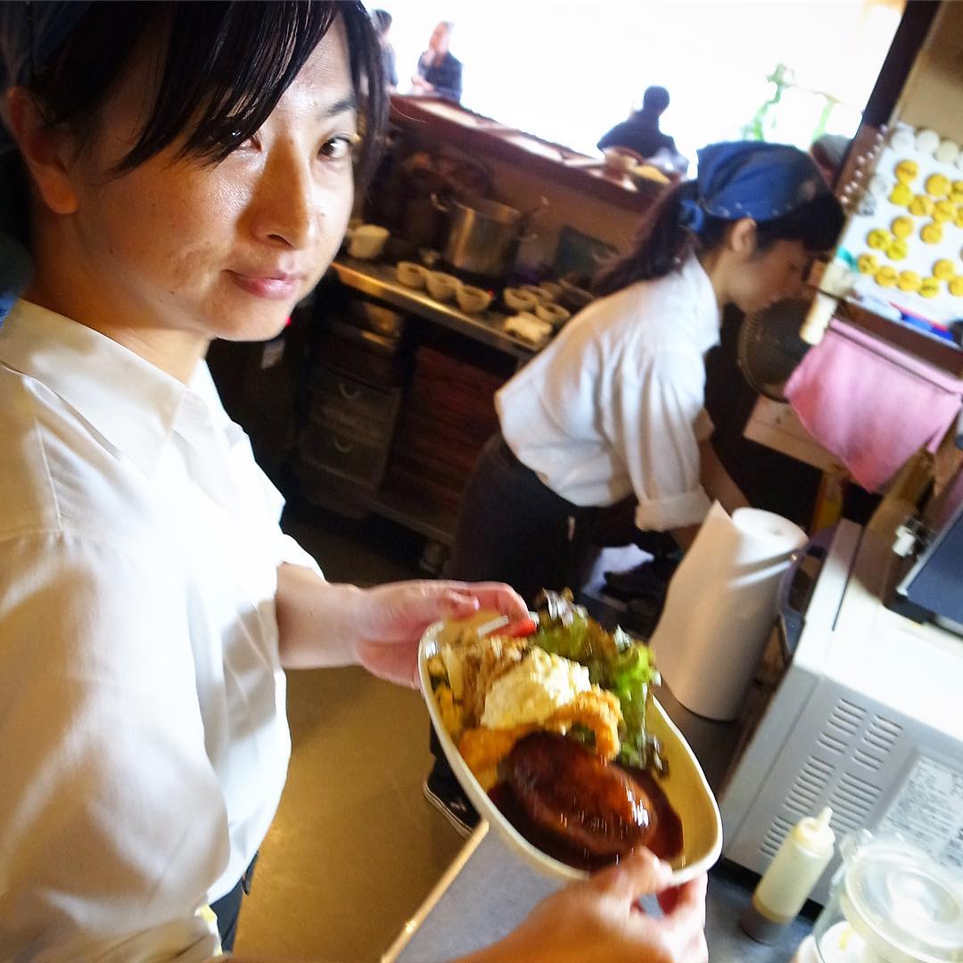 さっくり完成！すみやかにお出ししましょう！そうしましょう！と、本日はすでに完売御礼のエビフライ、また次回よろしくお願いします〜！（お）