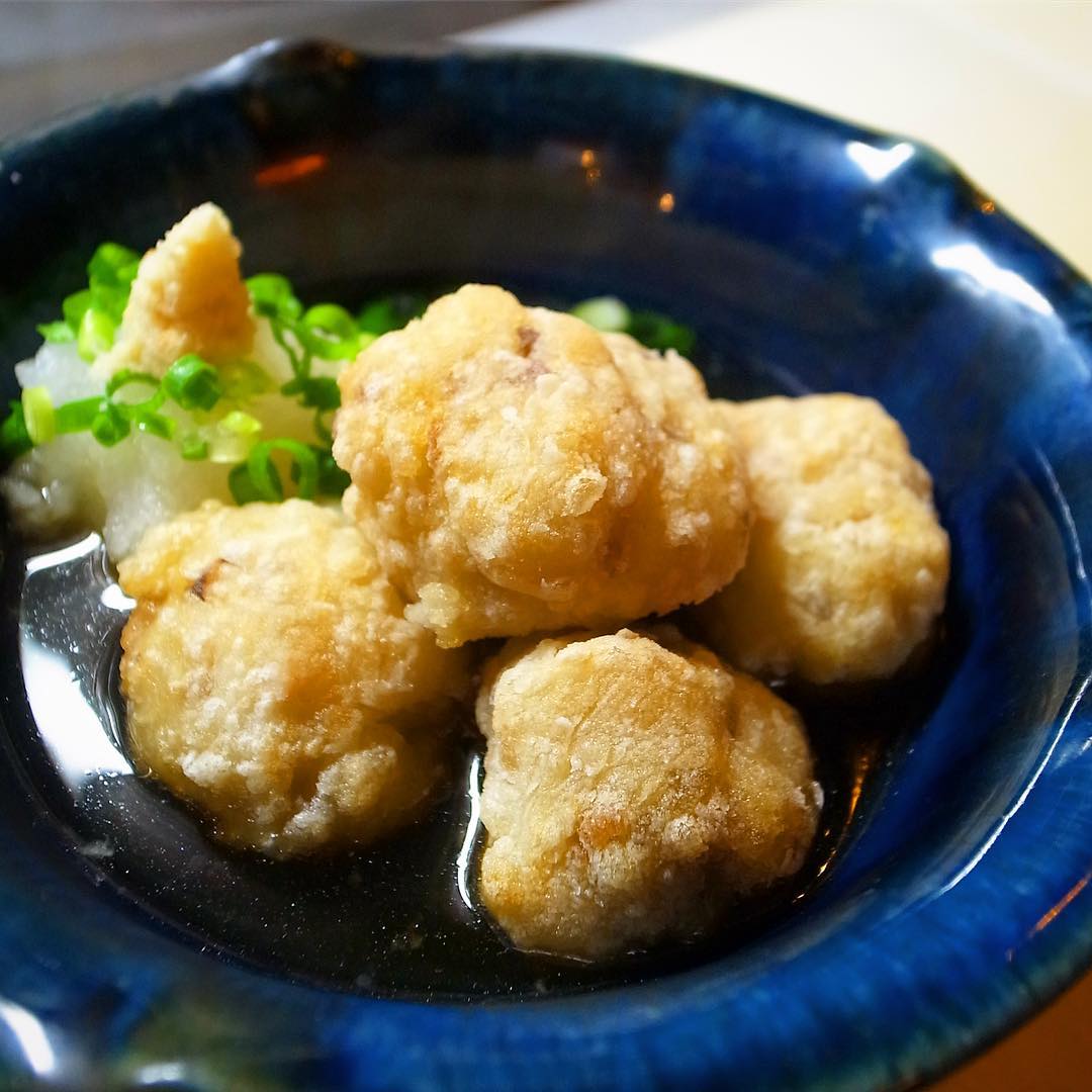 ほっくり里芋旨味がのってきましたよ！と、秋のお味は「里芋だんごの揚げだし」！蒸した里芋としいたけの旨味、シャキシャキれんこんをあわせたら、からり揚げたてあつあつをそのままあったかお出汁で揚げだしがしみるね！（お）