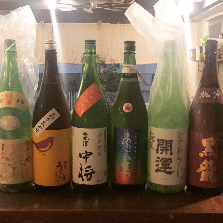 さて、今週末のリトスタは和食メニュー中心に美味しい秋をお届け！日本酒にもうってつけですよー！秋のお酒ひやおろしは、先週から引き続きの静岡は開運、福島は会津中将、それぞれ店長お気に入りの旨さ！というか、今回のラインナップは店長大好きな銘柄ばかり、宮城石巻は愛宕の松のひやおろし、福岡は庭のうぐいすのひやおろし。キレイ系お酒では福井の黒龍、上品でしっかりした美味しさ！そしてコメの旨さを実感できる山形・麓井。キリッと旨い！
里芋、栗、サンマと秋の味覚が目白押しの週末、お待ちしております！（麻）