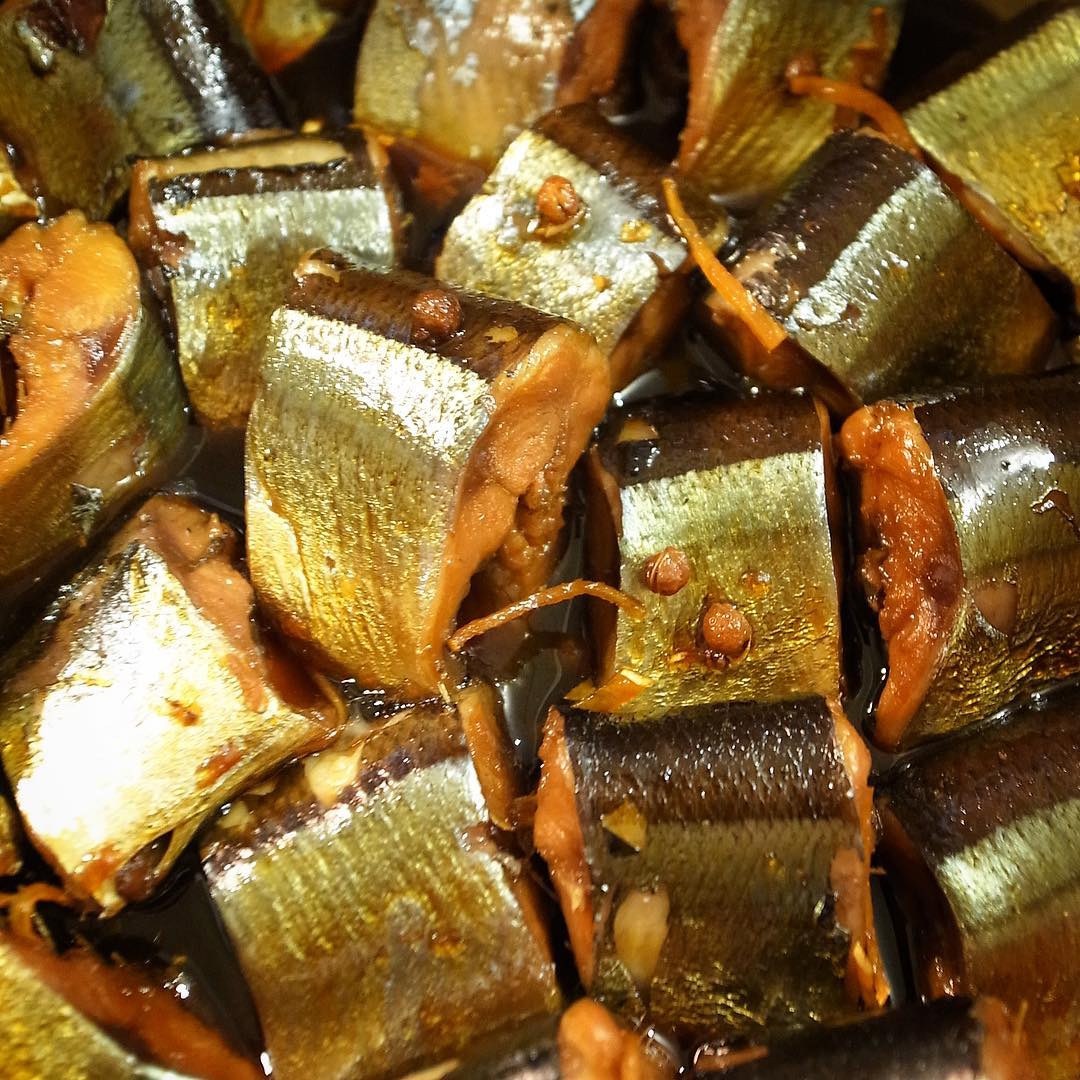 と、午後にナベさんか下ごしらえしてくれたさんまはすっかり花山椒煮になりました！と、さんまの旨味は甘辛〜くやさしく煮付けて、もちろん花山椒がアクセント！あつあつ新米白飯に！季節の日本酒はひやおろしのアテにもうってつけ！（お）