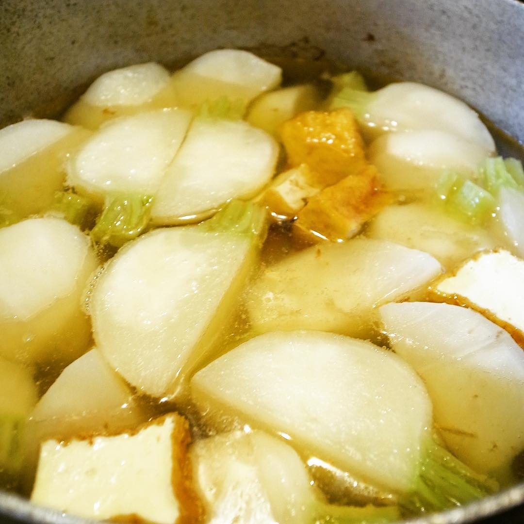 それにしても寒いですよねと10月にしては記録的な寒さらしいですが、えぇ、今夜の当店あったか煮ものは「塩豚と厚揚げ、かぶの煮もの」、しっとり煮付けておるところ…ナンプラーでほんのりベトナム風なのもまたイイネ！（お）