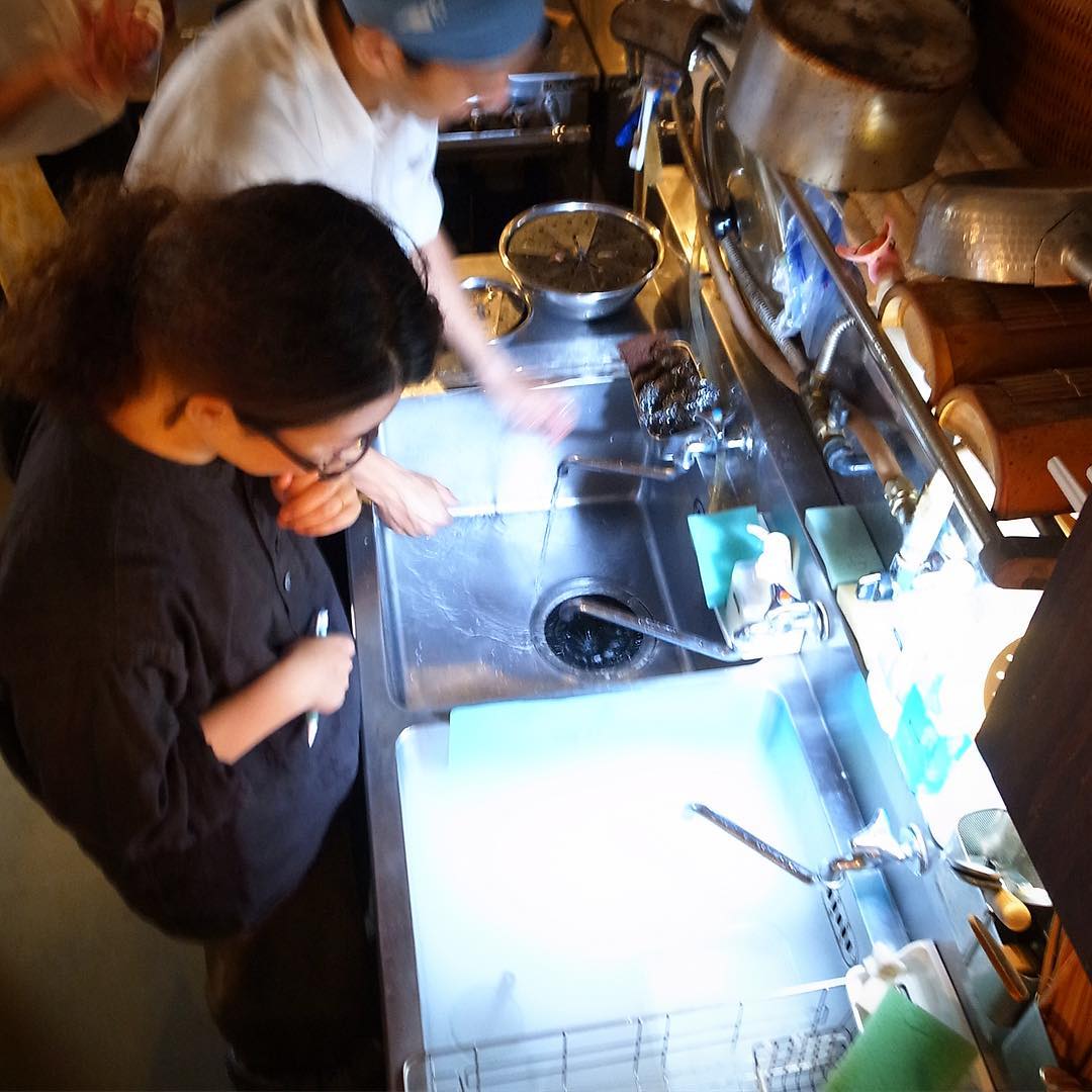 午後は業者さんの配達はアイスクリームの保冷に付いてたドライアイス、昔結婚式場のアルバイトで煙係だったワタクシがチョチョイとイタズラ（笑）照明効果もあって、実にSFなキッチンシンクになりましたとさ！（笑）（お）