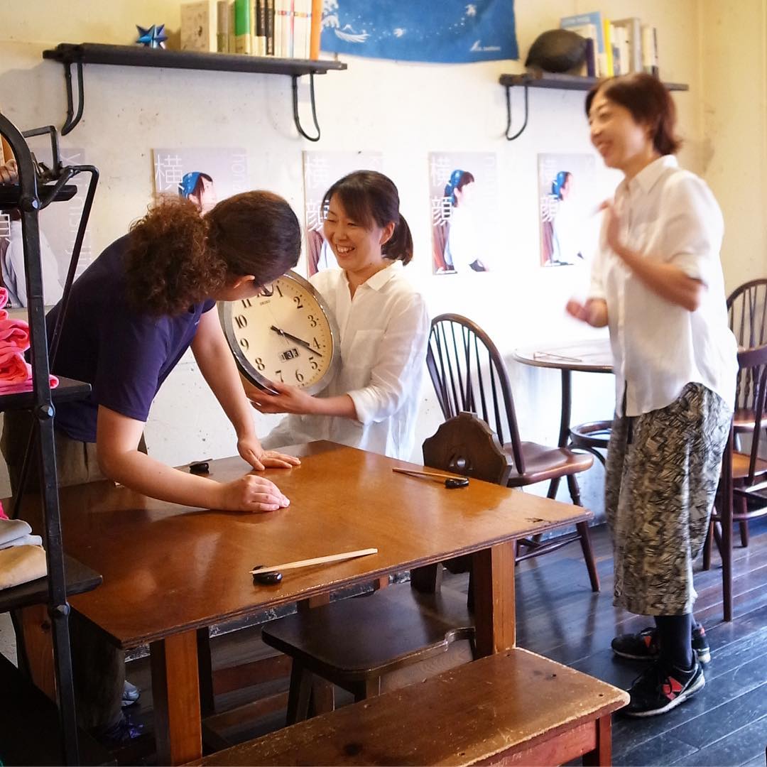 あれれ？10月になったけどお店の掛け時計のカレンダーはまだ9月のままだよ！と…ベテランスタッフのうめさんに調整の仕方を習ういのっちと、野次馬的見物はトミーさんです、ハイ（笑）（お）