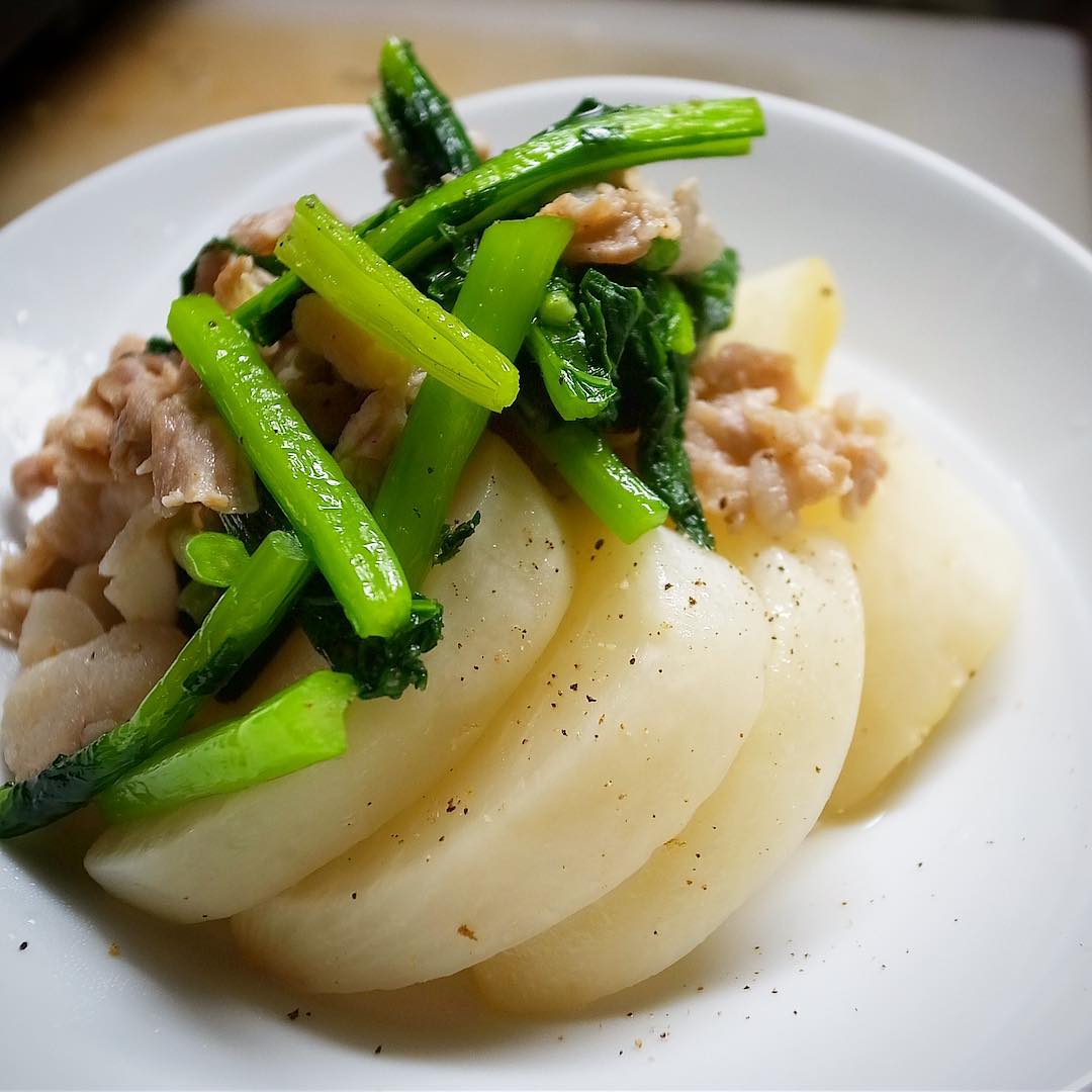 気温も下がってぐっと秋めいてきたこの三連休、そろそろ冬の煮物はさっぱりやさしいお味の「かぶと豚バラ肉の蒸し煮」から登場ですよ！黒胡椒がほんのりアクセント！（お）