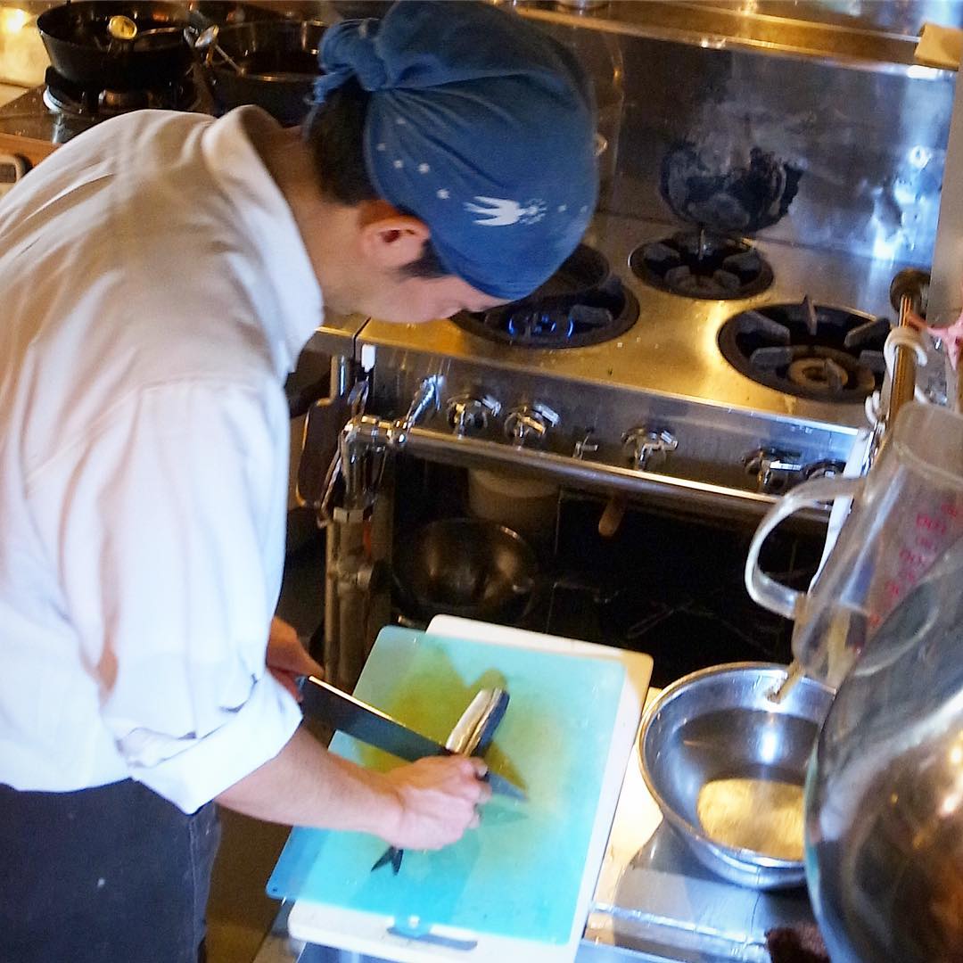 昨日はトミーさん、今日はナベさんと連日順のさんまをこれでもかと捌きまくっております当店ですが（笑）、今夜は大人気の「さんまのたづな揚げ」に加えて渋いメニューは「さんまの花山椒煮」も登場！と秋のさんまは今がまさにたべごろです！（笑）ぜひ！（お）