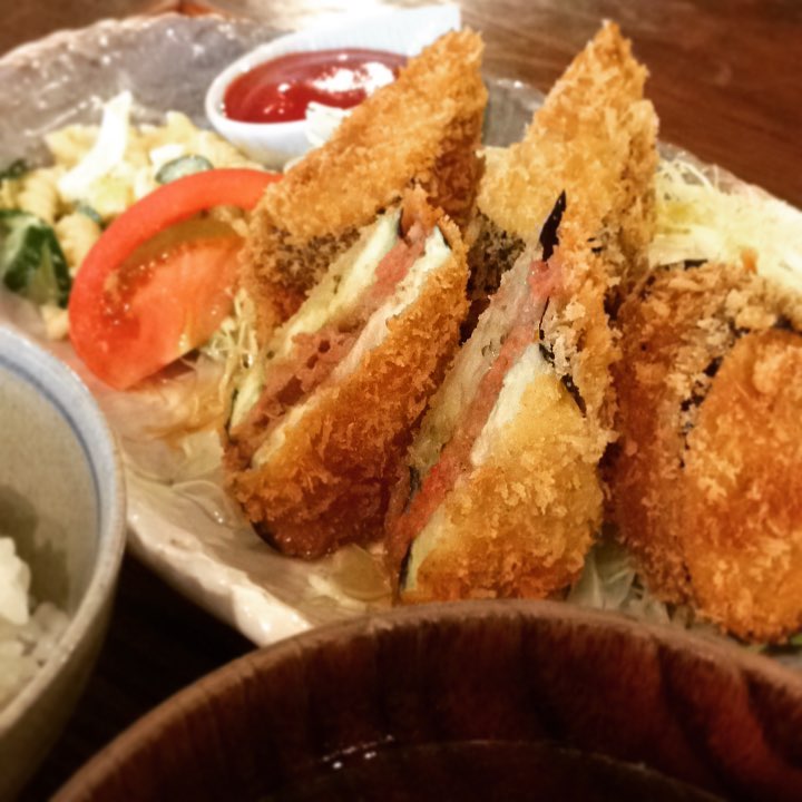 「なすのひき肉サンドフライ」定食です。カラッとあがって、なすの食感がしっかり良い感じでした。トミーさんの揚げ物美味しいです(うめ)