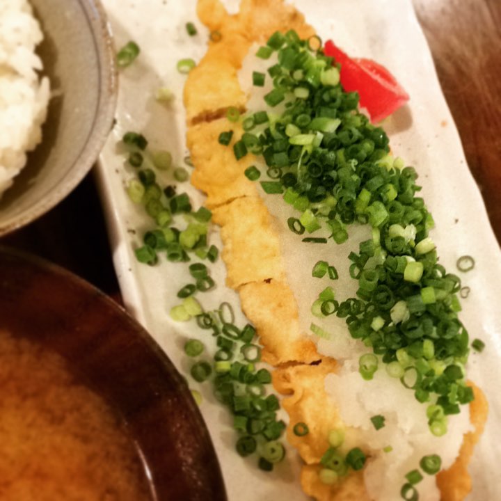 「ねぎとん定食」です。どっさりかかったネギが素敵なねぎとんですが、このネギを食べやすく盛るコツというのがあるんですね。店長に伝授されたトミーさんの今日のねぎとん。食べやすくなってましたよ（＾_＾）。ふとした疑問にも答えがあるのがほほぅと思います。(うめ)
