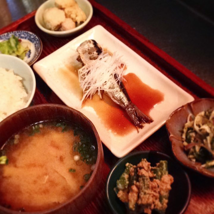 本日のまかないは、夢御膳・・・いわしの山椒煮ちょこもり、そしてご飯は新米です( ˆoˆ )/
あいにくの雨ですが、美味しいご飯をご用意してお待ちしております！（ぬ）