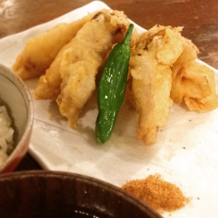 「れんこんときのこの豚肉巻き揚げ」定食です。今日はこの定食を運んだときに「美味しそう！」とおっしゃって連れの方とシェアされてる光景をちらほらみさせてもらいました、ホッコリしました。ありがとうございました。(うめ)