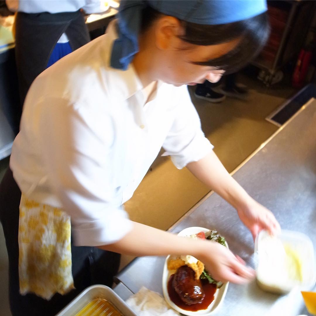 ハイハイ、今日のランチはエビフライ！…前回同様ちょこもりに付けたりハンバーグに付けたりも出来ますよ！と、夢のコンビメニューは「ハンバーグ&エビフライ定食」！もちろんタルタルソースをしゃつとかける店長ミヤザキ！（お）